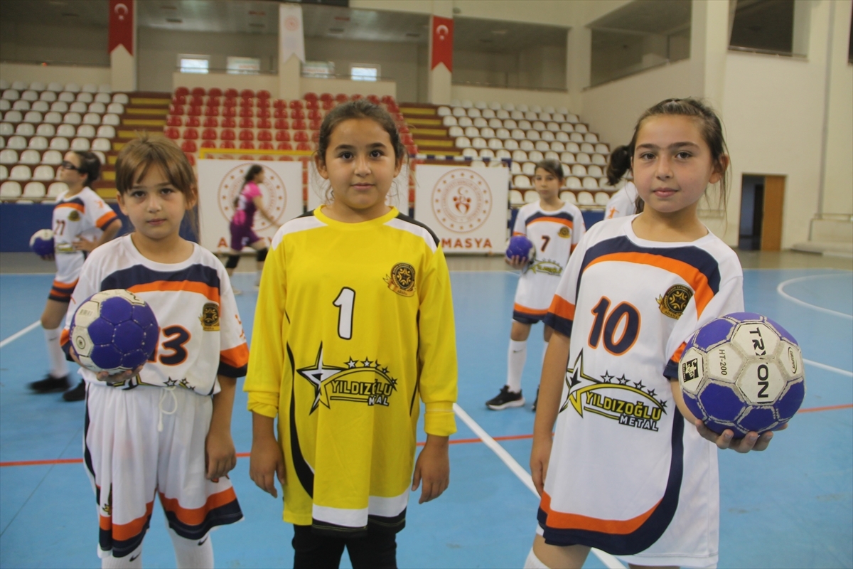 Üç Küçük Kız Kardeş Aynı Hentbol Takımında Mücadele Ediyor
