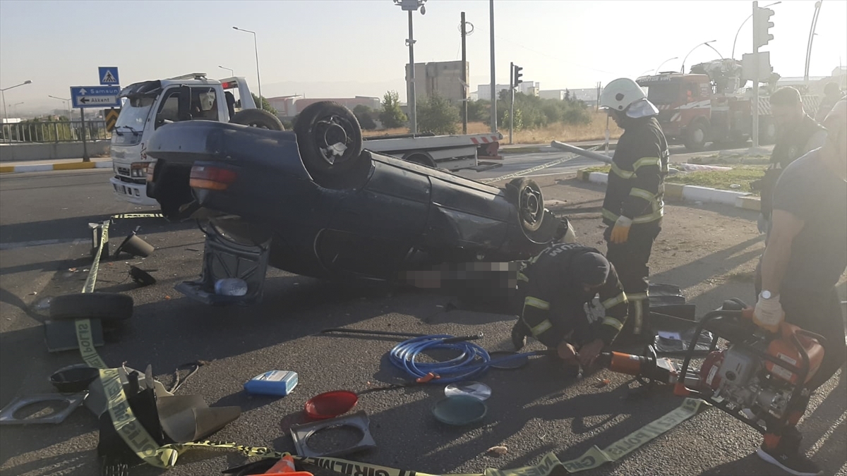 Çorum'da Devrilen Otomobilin Sürücüsü Öldü  Babası Yaralandı