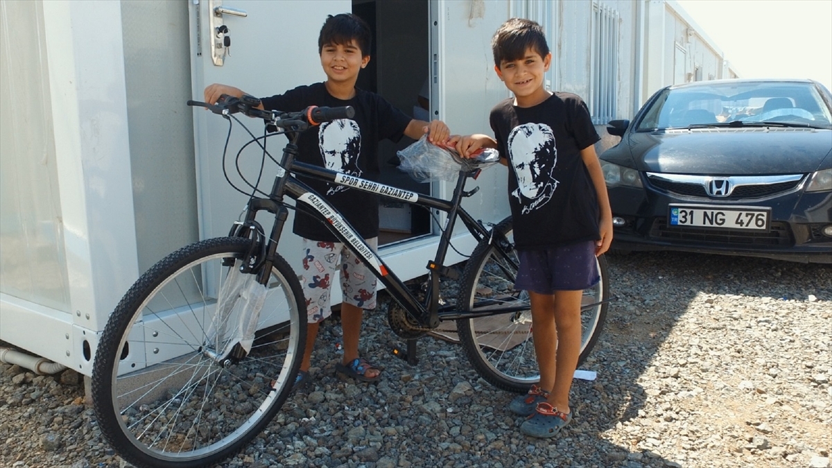 Depremlerden Etkilenen İslahiye'de Afetzede Çocuklara Bisiklet Hediye Edildi