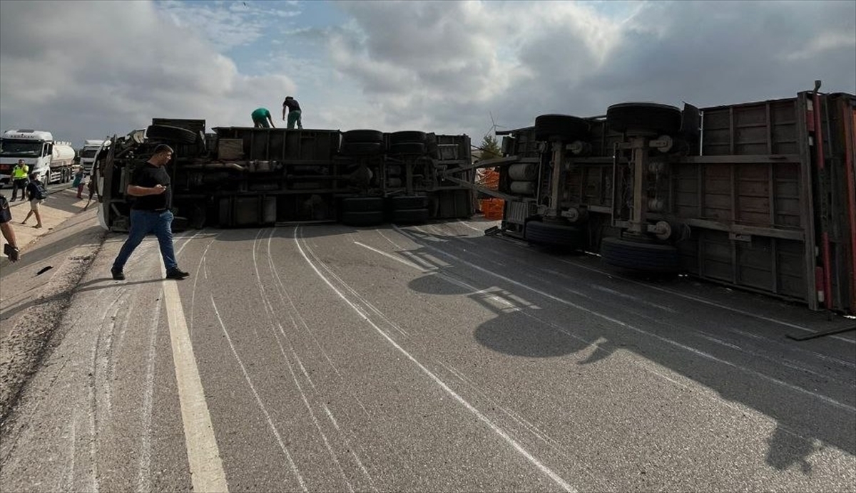 Bandırma'da Tır İle Otomobilin Çarpıştığı Kazada 3 Kişi Yaralandı