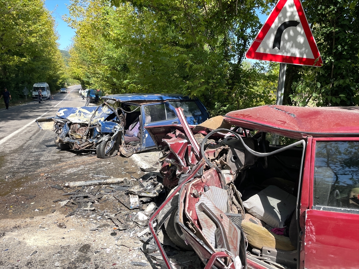 Bartın'da İki Otomobil Çarpıştı 2 Kişi Öldü 1 Kişi Yaralandı