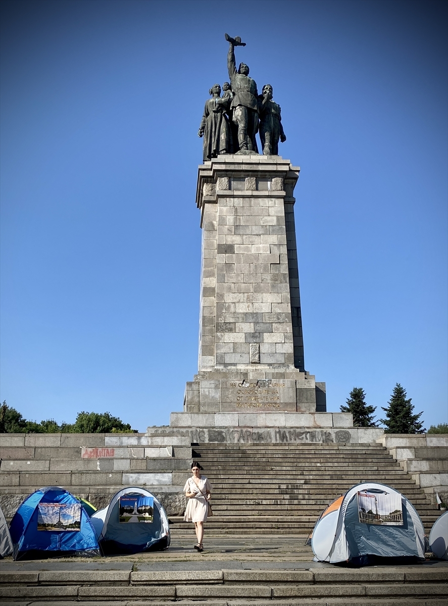Bulgaristan’da Kızıl Ordu Anıtı Saldırıya Uğradı