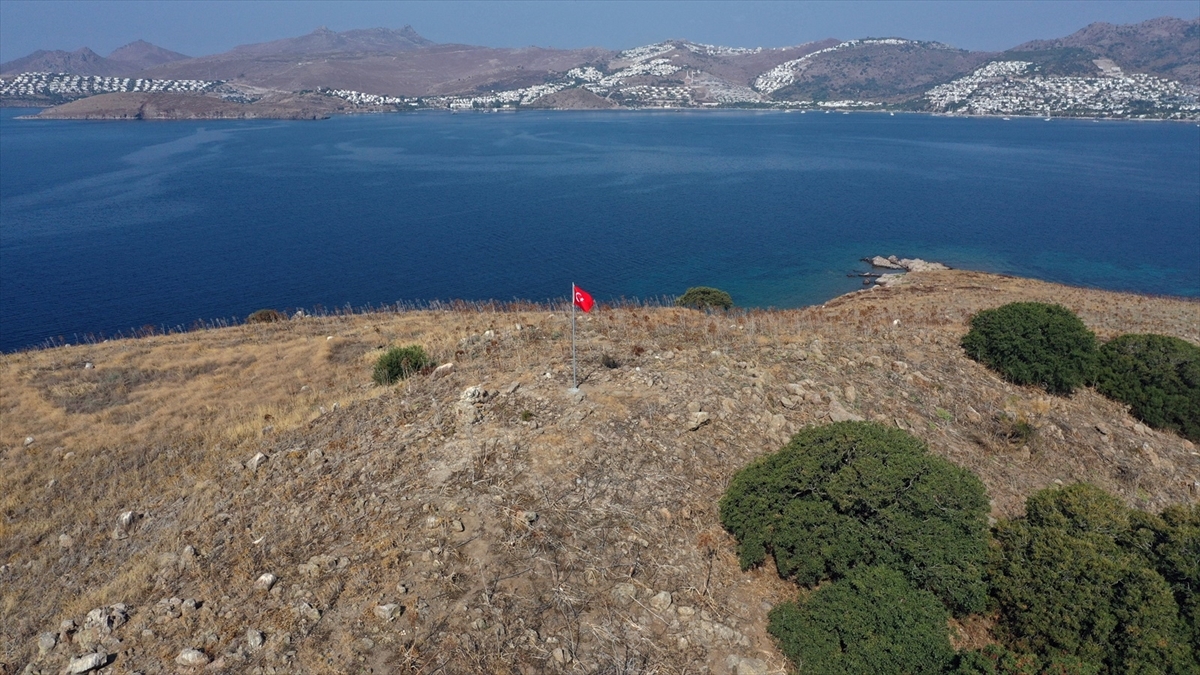 Bodrum'da Ada Ve Koylara Türk Bayrağı Dikiliyor