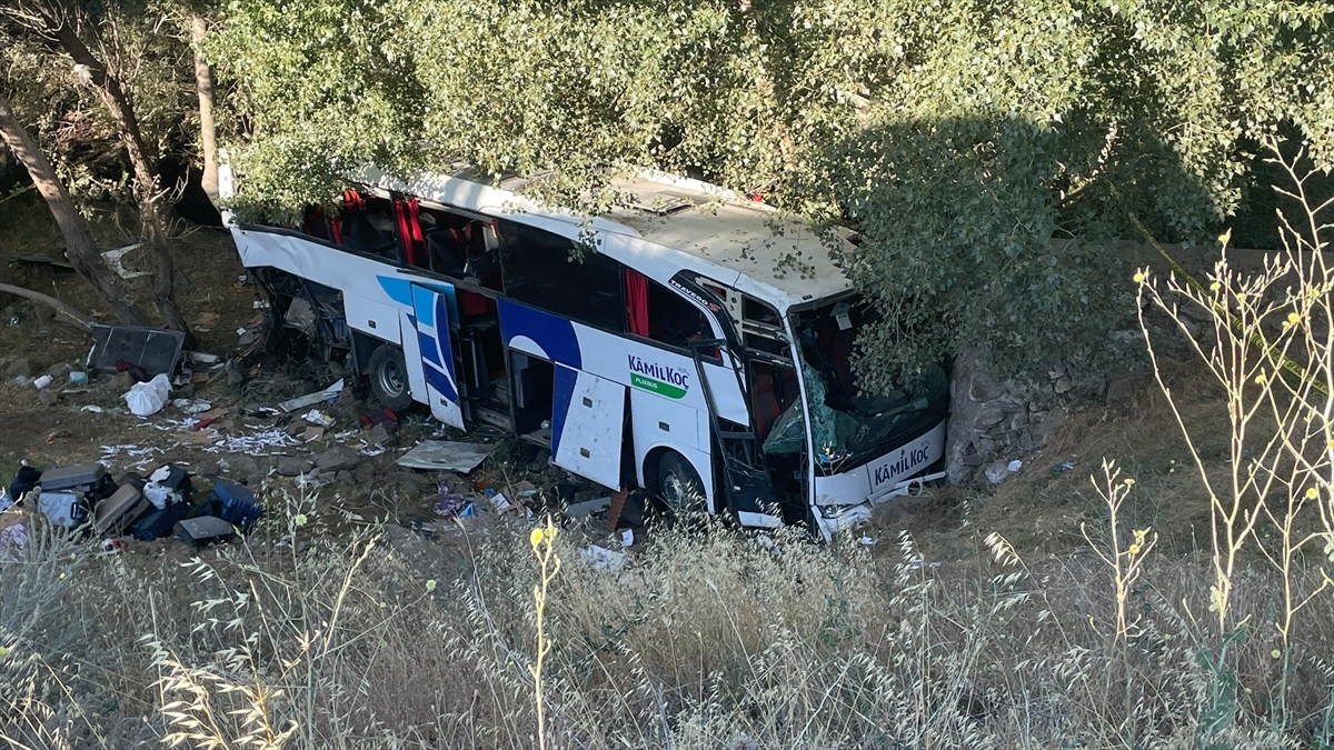 Yozgat'ta Şarampole Düşen Yolcu Otobüsündeki 12 Kişi Öldü  19 Kişi Yaralandı