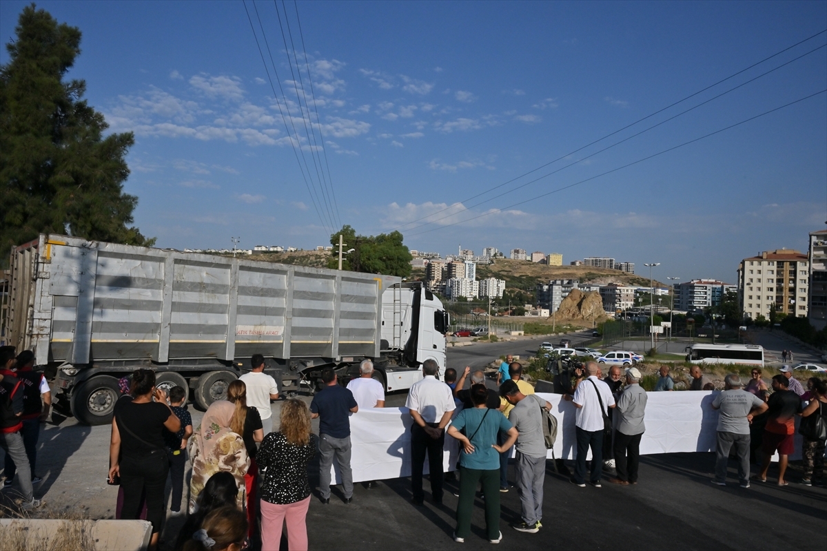 İzmir'deki Harmandalı Düzenli Atık Depolama Tesisi Girişinde Eylem