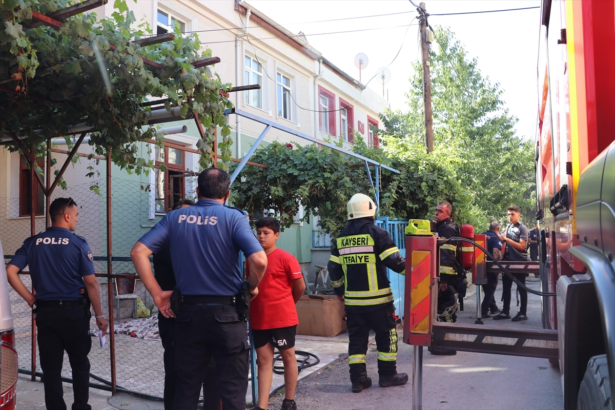 Kayseri'de Evde Çıkan Yangında 5 Kişi Dumandan Etkilendi