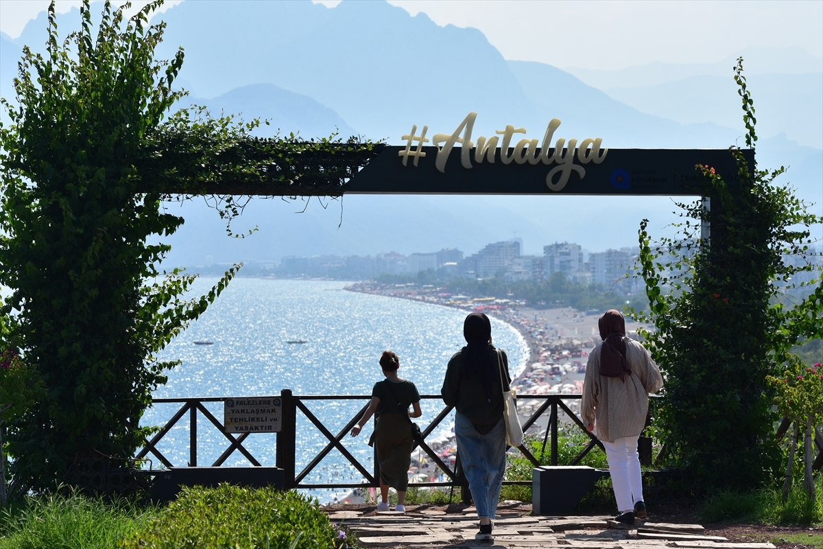 Antalya'da Serinlemek İsteyenler Sahillerde Yoğunluk Oluşturdu