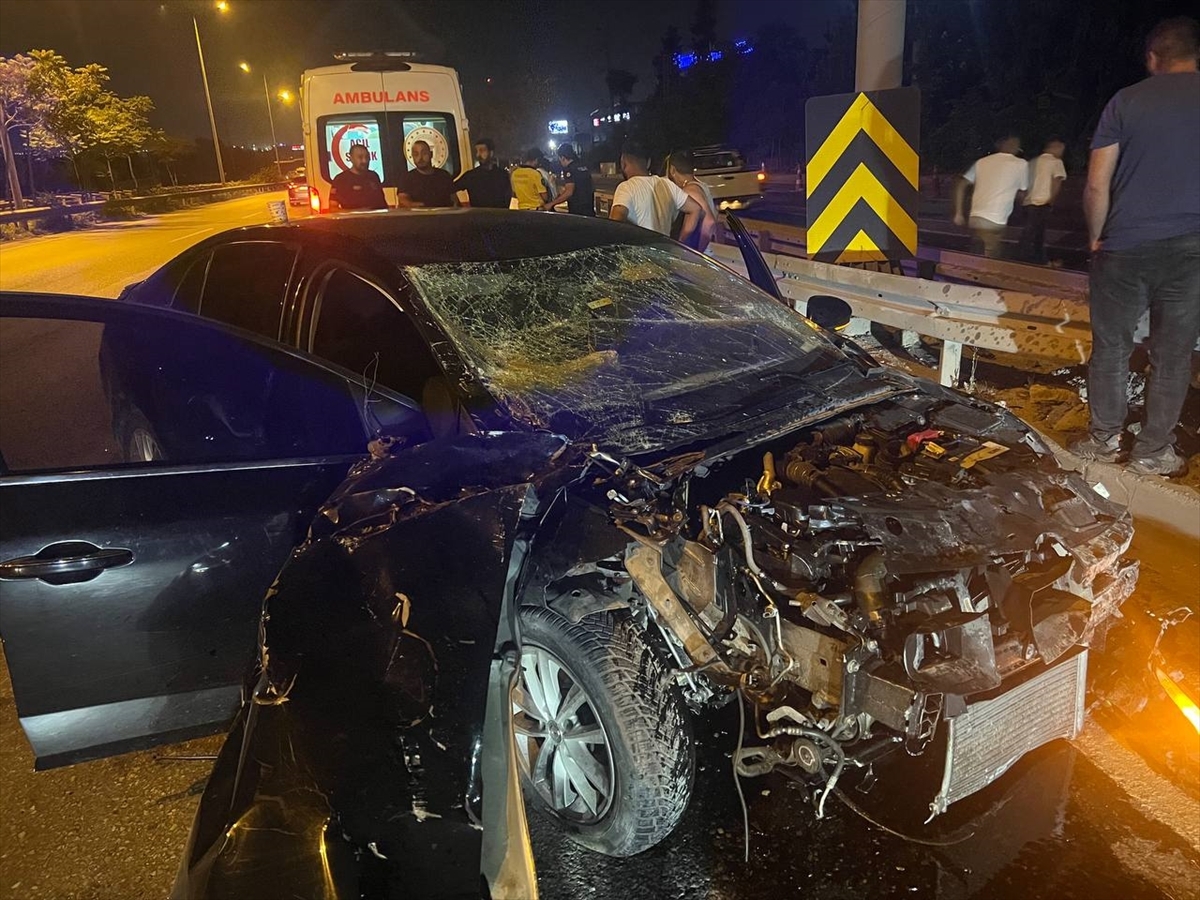 Kocaeli'de Bariyerlere Çarpan Otomobildeki Dilovası Belediye Başkan Yardımcısı Yaşar Yaralandı