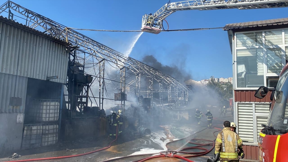 Kocaeli'de Boya Fabrikasında Çıkan Yangına Müdahale Ediliyor